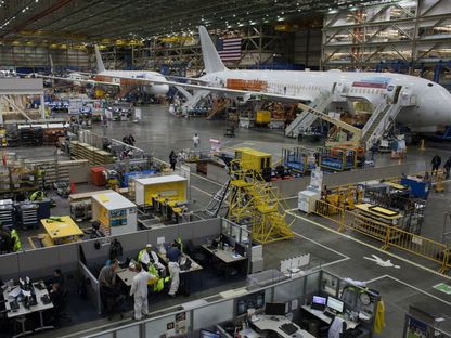 تجميع طائرة بوينغ 787 دريملاينر في مصنع سياتل - المصدر: بلومبرغ