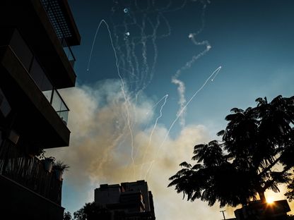 اعتراض صواريخ أطلقتها حماس من خلال القبة الحديدية في سماء عسقلان يوم 10 أكتوبر 2023 - المصدر: غيتي إيمجز