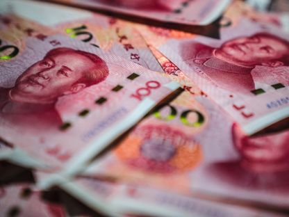 أوراق نقدية من فئة 100 يوان صيني بصورة مرتبة خصيصاً لأغراض النشر في هونغ كونغ، الصين - المصدر: بلومبرغ