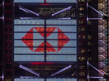 شعار \"HSBC\" على واجهة المقر الرئيسي للبنك في هونغ كونغ، الصين - المصدر: بلومبرغ