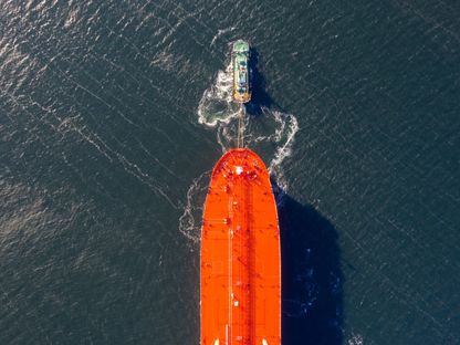 زورق سحب يجذب سفينة \"AET Tankers\" للغاز الطبيعي المسال تعمل بالوقود المزدوج بالقرب من حوض بناء السفن التابع لشركة \"سامسونغ للصناعات الثقيلة في كوريا الجنوبية. - المصدر: بلومبرغ