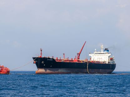 سفينة تفرغ النفط الخام في منشأة مصفاة دانغوت في إيبيجو ليكي، لاغوس، نيجيريا - المصدر: بلومبرغ