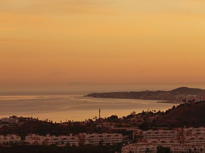 مبان سكنية تمتد على ساحل البحر المتوسط عند الغروب، كوستا ديل سول، قرب مالقة، إسبانيا - المصدر: بلومبرغ