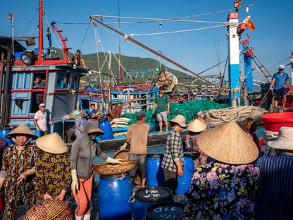 صيادون يستعدون لتفريغ الأسماك في ميناء \"فينه ترونغ\" للصيد في مدينة \"نها ترونغ\" الساحلية - المصدر: بلومبرغ