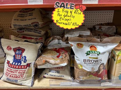لافتة تقيّد كمية شراء الأرز بكيس واحد لكل أسرة في أحد متاجر البيع بالتجزئة في مدينة تورونتو، كندا، خلال شهر يوليو 2023 - المصدر: غيتي إيمجز