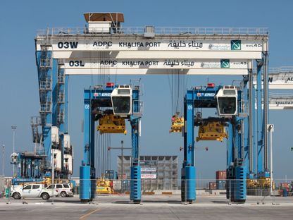 رافعات التكديس الأوتوماتيكية في ميناء خليفة، الذي تديره شركة \"موانئ أبوظبي\"، الإمارات. - المصدر: بلومبرغ