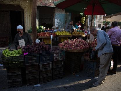 أشخاص يتسوقون في سوق المنيرة العام بمنطقة المنيرة وسط البلد بالقاهرة. - المصدر: بلومبرغ