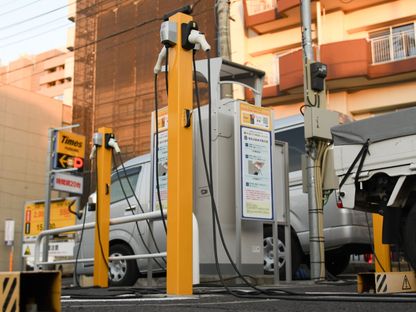 محطات شحن السيارات الكهربائية في محطة \"تايمز\" في طوكيو، اليابان - المصدر: بلومبرغ