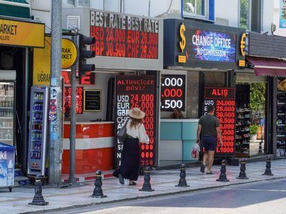 لوحات إلكترونية تعرض سعر صرف الليرة التركية  مقابل العملات الأجنبية أمام مكاتب صرافة في مدينة بودروم، تركيا، يوم 6 يوليو 2023  - المصدر: بلومبرغ