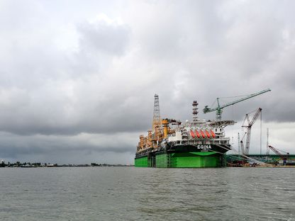 سفينة \"إيغينا\" لإنتاج وتخزين وتفريغ النفط التابعة لشركة \"توتال\" في المرفأ بمنطقة لادول للتجارة الحرة في لاغوس بنيجيريا  - المصدر: بلومبرغ