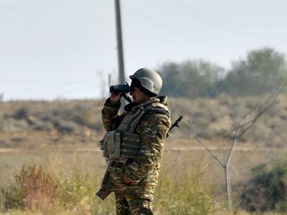 جندي أرميني يقوم بدوريات على طريق على خط وقف إطلاق النار المرسوم بين أرمينيا وأذربيجان خارج قرية بيرداشين، في نوفمبر 2020 - المصدر: غيتي إيمجز