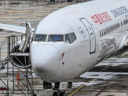 طائرة من طراز \"بوينغ 737-800\" تابعة لشركة \"تشاينا إيسترن\" (China Eastern) رابضة في مطار بإقليم ووهان. الصين - AFP