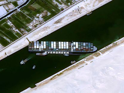 صورة جوية تظهر سفينة الحاويات \"إيفر غيفن\" عالقة في قناة السويس في 25 مارس. -  المصدر: Airbus Space