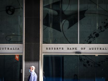 أحد المشاة يمر بجوار مبنى بنك الاحتياطي الأسترالي في سيدني، بأستراليا، يوم الإثنين 6 سبتمبر 2021  - المصدر: بلومبرغ