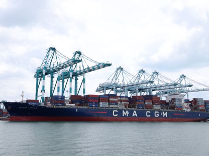 سفينة الحاويات \"لا سكالا\" تابعة لشركة \"سي إم إيه سي جي إم\" ترسو بميناء تانجونج بيليباس، بمنطقة إسكندر بوتيري في مدينة جوهور في ماليزيا  - المصدر: بلومبرغ