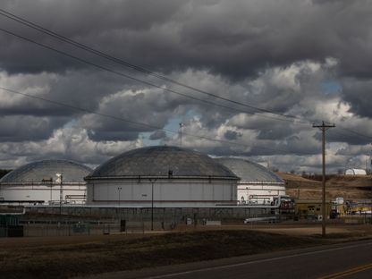 حاويات تخزين النفط \"هاسكي ميدستريم\" (Husky Midstream) في محطة \"هارديستي\"، ألبرتا، كندا، يوم الخميس 27 أبريل 2023. - المصدر: بلومبرغ