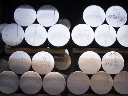 أسطوانات من الألمنيوم مرصوصة بعد التصنيع داخل مصنع \"ترايمت\" للألمنيوم في إيسن بألمانيا  - المصدر: بلومبرغ