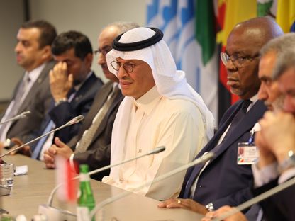 الأمير عبد العزيز بن سلمان وزير الطاقة السعودي متوسطاً وزراء ممثلين لبلاهم أثناء مؤتمر صحفي في أعقاب اجتماع \"أوبك+\" في فيينا في 5 أكتوبر 2022. النمسا - المصدر: بلومبرغ