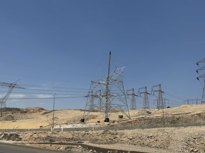 أبراج كهرباء ضغط عالي في طريق مصر اسكندرية الصحراوي - الشرق/بلومبرغ