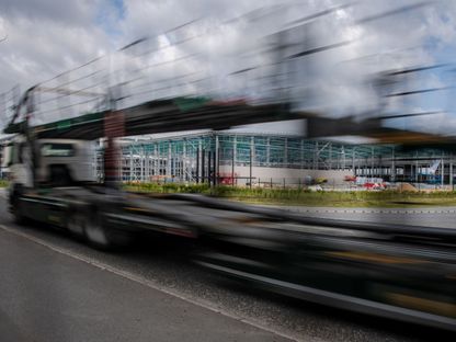 مقطورة سيارات فارغة تمر بموقع بناء مصنع \"نيسان موتور\" الجديد في سندرلاند، المملكة المتحدة - المصدر: بلومبرغ
