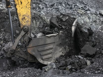 جرافة تُحمل الفحم في منجم في روسيا - المصدر: بلومبرغ
