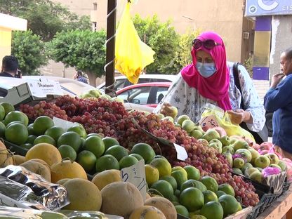 متسوقة تشتري الفاكهة من أحد المحال بالعاصمة المصرية - المصدر: بلومبرغ