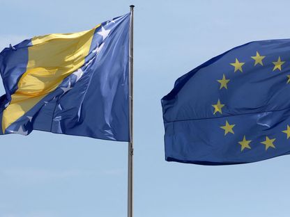 العلم الوطني للبوسنة والهرسك وعلم الاتحاد الأوروبي - المصدر: بلومبرغ