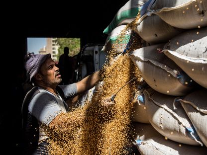 تواجه مصر التي تعتبر مستورد رئيسي للغذاء أزمة ارتفاع أسعار الحبوب لمستويات قياسية مدفوعة بالغزو الروسي لأوكرانيا. - المصدر: بلومبرغ