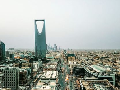 مشهد لجانب من العاصمة السعودية الرياض؛ ويظهر في العمق إلى اليسار برج المملكة - المصدر: غيتي إيمجز