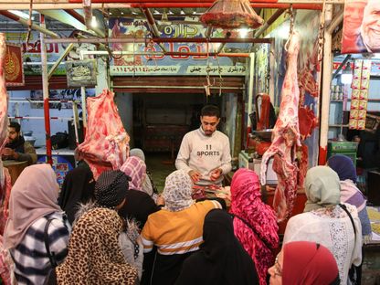 مجموعة من المتسوقات يتجمعن أمام محل لبيع اللحوم في أحد الأسواق في إمبابة. محافظة الجيزة. مصر - المصدر: بلومبرغ