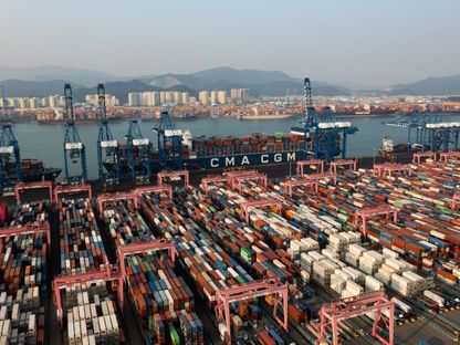 ترسو سفن الشحن CMA CGM وتكدس حاويات الشحن بين الرافعات الجسرية في محطة حاويات شركة BNCT في ميناء بوسان الجديد في بوسان ، كوريا الجنوبية  - المصدر: بلومبرغ