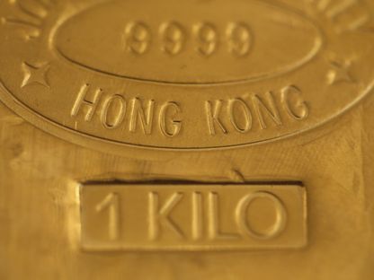 سبيكة ذهبية بوزن كيلوم غرام واحد منقوش على سطحها اسم هونغ كونغ  - المصدر: بلومبرغ