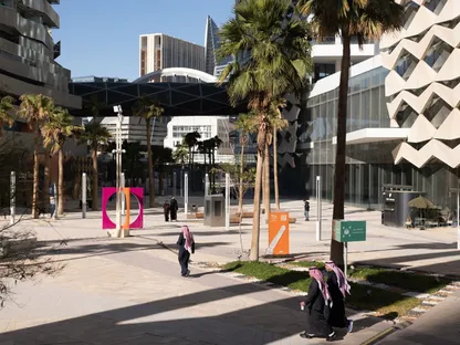 أشخاص يتجولون في منطقة مركز الملك عبدالله المالي في الرياض، السعودية - المصدر: بلومبرغ