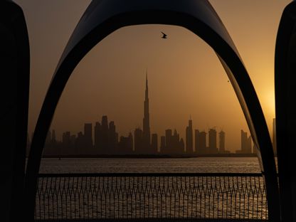 برج خليفة  يتوسط ناطحات السحاب الأخرى في أفق المدينة في دبي، الإمارات العربية المتحدة. - المصدر: بلومبرغ