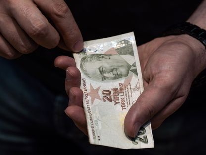 أوراق نقدية بالليرة التركية - المصدر: بلومبرغ
