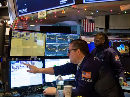 متعاملون في قاعة تداول بورصة نيويورك (NYSE) في نيويورك، الولايات المتحدة، يوم الثلاثاء 3 يناير 2023. - المصدر: بلومبرغ