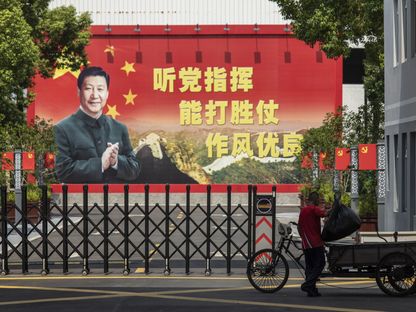 صورة الرئيس الصيني شي جين بينغ على لوحة إعلانية في أحد شوارع شنغهاي  - المصدر: بلومبرغ