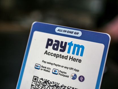 بطاقة إرشادية تشير إلى قبول الدفع عبر نظام الدفع الرقمي \"باي تي ام\" (Paytm) في أحد المطاعم بمدينة مومباي، الهند  - المصدر: بلومبرغ