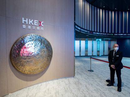 جرس إعلان صفقات داخل بورصة هونغ كونغ، الصين، بتاريخ 13 يوليو 2022 - المصدر: بلومبرغ