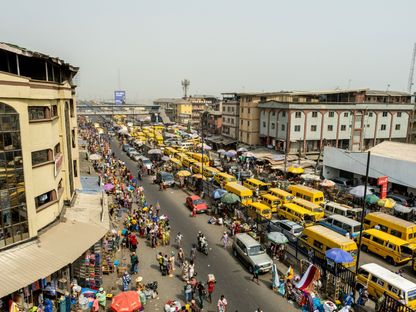 ازدحام سيارات الأجرة في شارع نامدي أزيكيوي بجوار سوق إدوموتا في لاغوس نيجيريا يوم الخميس 6 يناير 2022.  - المصدر: بلومبرغ
