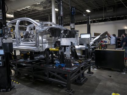 أثناء عملية تجميع النموذج الأولي للسيارة الكهربائية \"لوسيد إير\" التي تصنعها شركة \"لوسيد موتورز\" في مقر الشركة في نيوارك بولاية كاليفورنيا، الولايات المتحدة، يوم 3 أغسطس 2020 - المصدر: بلومبرغ
