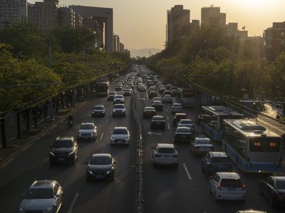 السفر البري على طول الطريق في بكين ، الصين. - المصدر: بلومبرغ