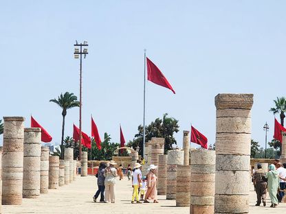 سياح في المبنى التاريخي المسمى \"صومعة حسّان\" بالعاصمة المغربية الرباط - المصدر: بلومبرغ