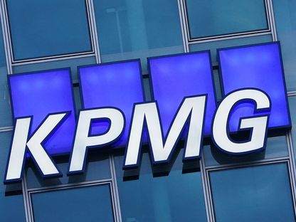 شعار \"كيه بي إم جي\" (KPMG) مثبت على الجدار الزجاجي الخارجي لمبنى الشركة في برلين، ألمانيا. - الشرق/بلومبرغ