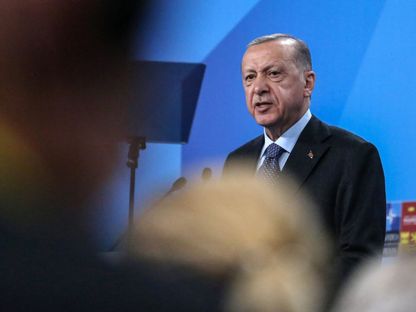 الرئيس التركي ، رجب طيب أردوغان، خلال مؤتمر صحفي عقب اليوم الأخير من قمة منظمة حلف شمال الأطلسي (الناتو) في مدريد ، إسبانيا. - المصدر: بلومبرغ