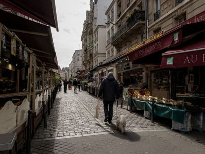 أحد المتسوقين يمر بالقرب من محل لبيع الخضار والفاكهة في حي كلينيانكور في العاصمة الفرنسية باريس. ارتفع معدل التضخم في فرنسا إلى 5.1%، وهو الأعلى منذ أن أصبح اليورو عملتها قبل أكثر من 20 عاماً - المصدر: بلومبرغ
