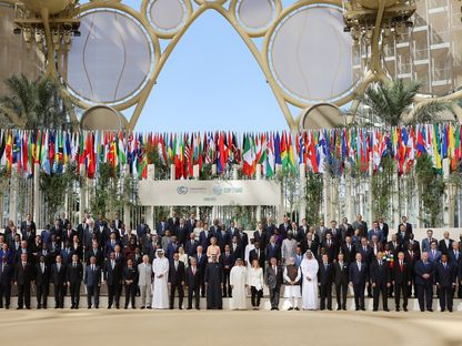 صورة تجمع قادة العالم ورؤساء المنظمات المشاركة بمؤتمر \"كوب 28\" في دبي، الإمارات العربية المتحدة (1 ديسمبر 2023) - المصدر: حساب قمة \"كوب 28\" على منصة إكس