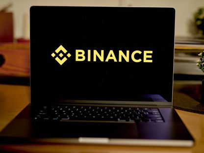 شعار \"بينانس\" على جهاز كمبيوتر محمول - المصدر: بلومبرغ