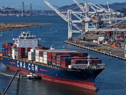 سفينة حاويات تصل إلى ميناء أوكلاند - بلومبرغ