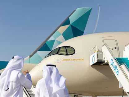 طائرة ركاب من طراز إيرباص \"A350-1000\"، تابعة لشركة \"الاتحاد للطيران\" - بلومبرغ